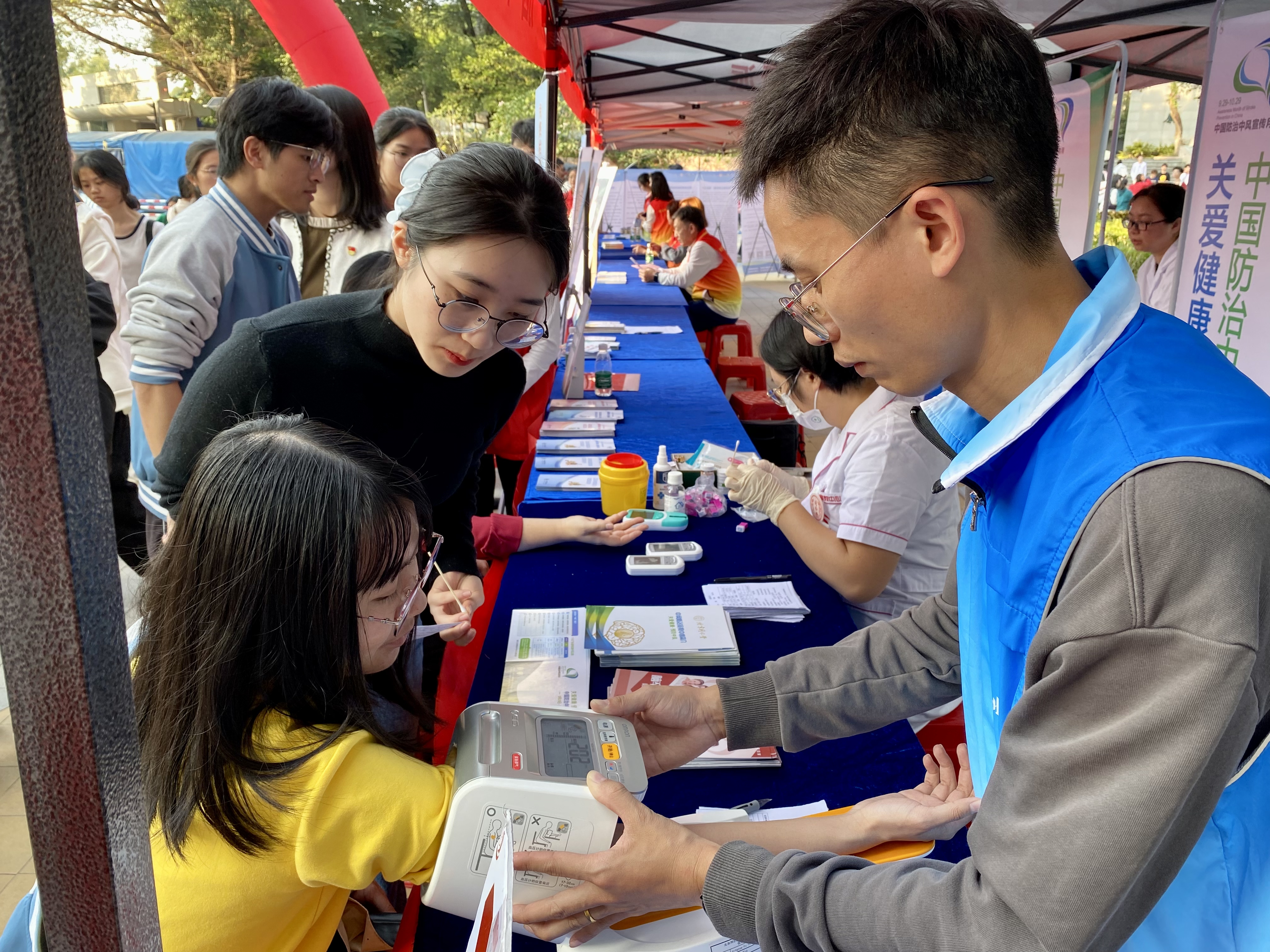 工作人员为群众测量血压、血糖